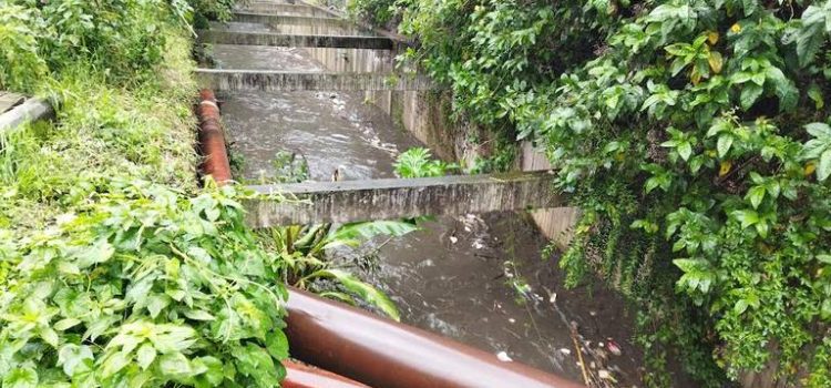 Lluvia de alta intensidad en Valle de Bravo; el río Tizates eleva su caudal y arrastra basura