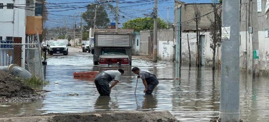 Mexiquenses en riesgo por inundaciones en Toluca