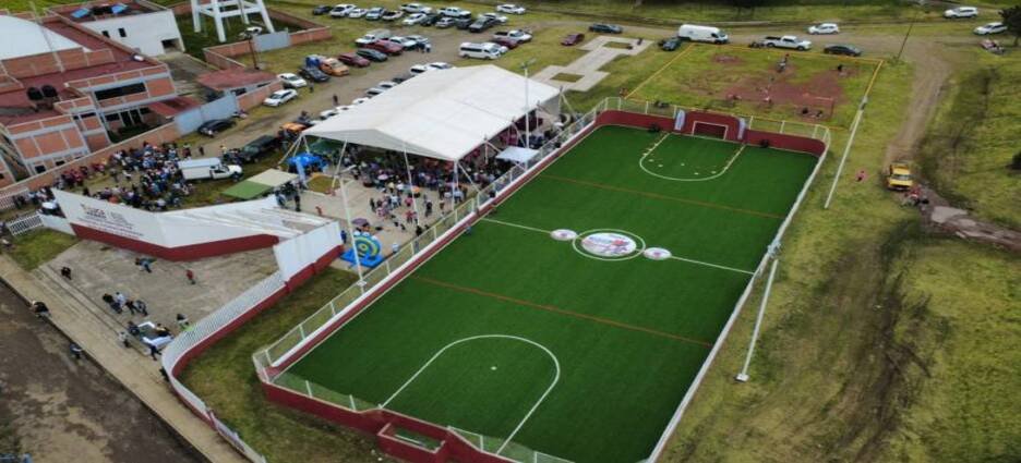 Inaugura cancha rehabilitada en San Pablo Autopan para fortalecer el deporte en Toluca