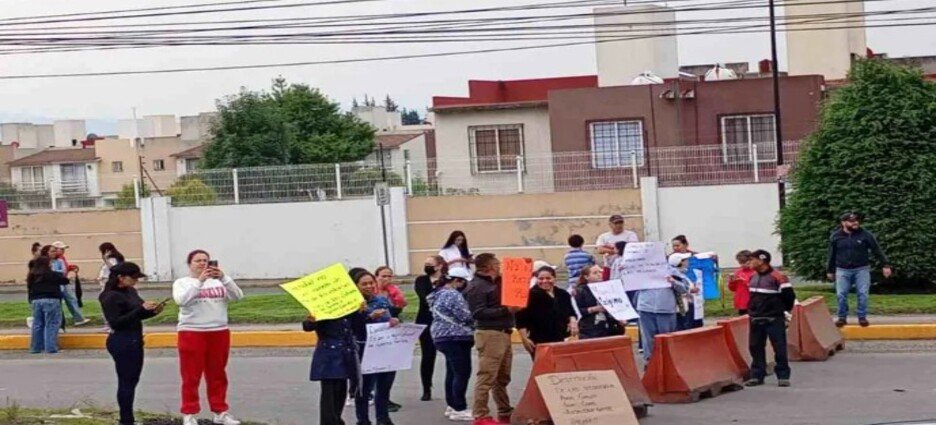 Vecinos exigen retiro de casetas y plumas de acceso en fraccionamiento de Toluca