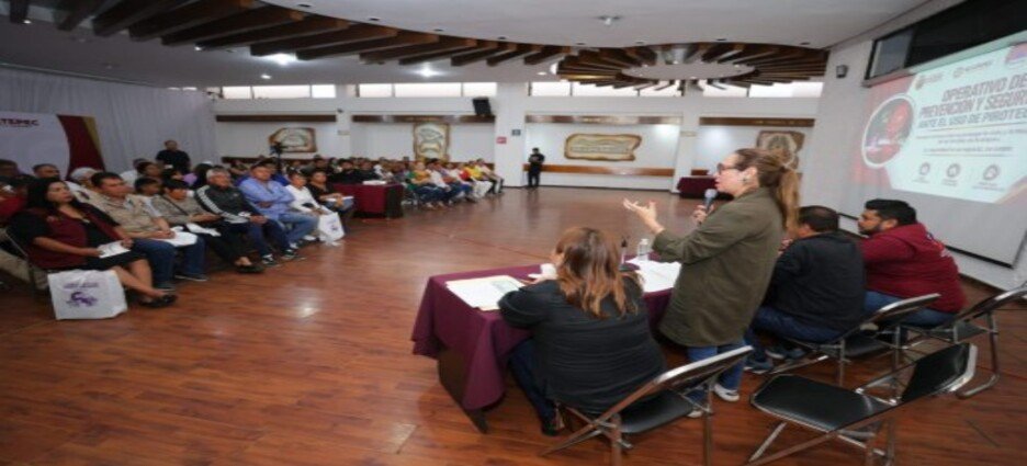 Habitantes de Ecatepec se suman a labores de limpieza y bacheo