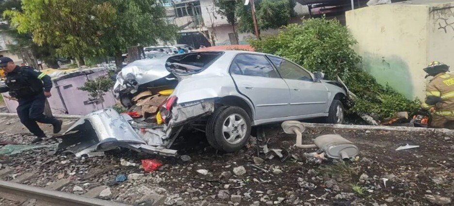 Tren arrastra a conductor tras intentar ganarle el paso en Ecatepec