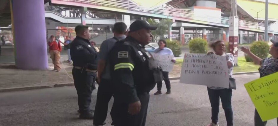 Pacientes renales protestan por falta de insumos en IMSS Bienestar de Ecatepec