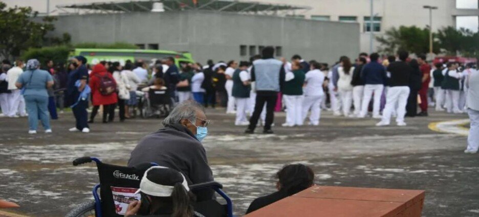 Evacúan Hospital Adolfo López Mateos por supuesta fuga de gas en Toluca